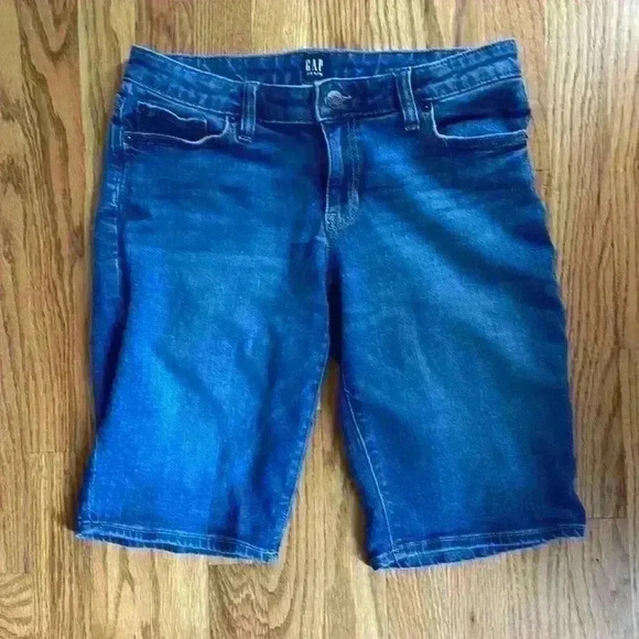 Like new!  Gap skinny Bermuda denim shorts size 27 - Picture 1 of 6
